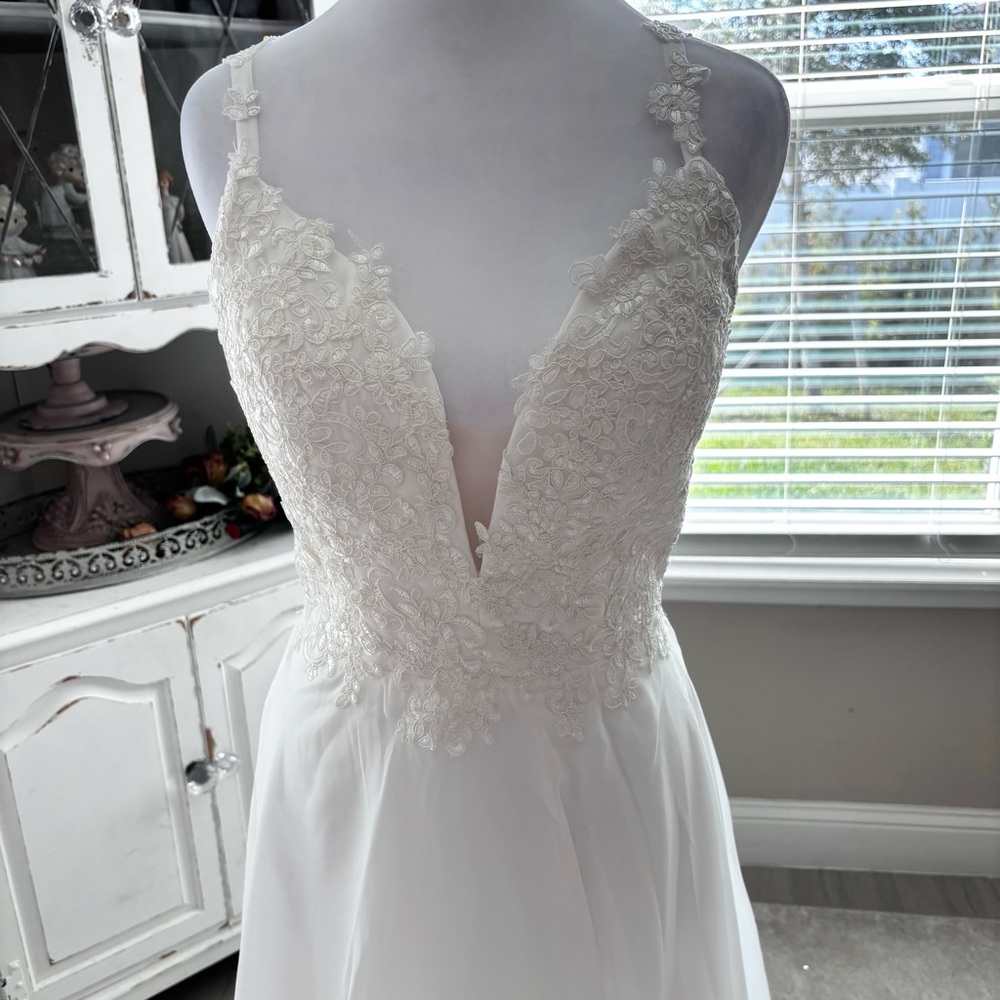 NEW White Wedding Dress with Appliques Speghetti Straps Size: M/8 - Picture 3 of 14